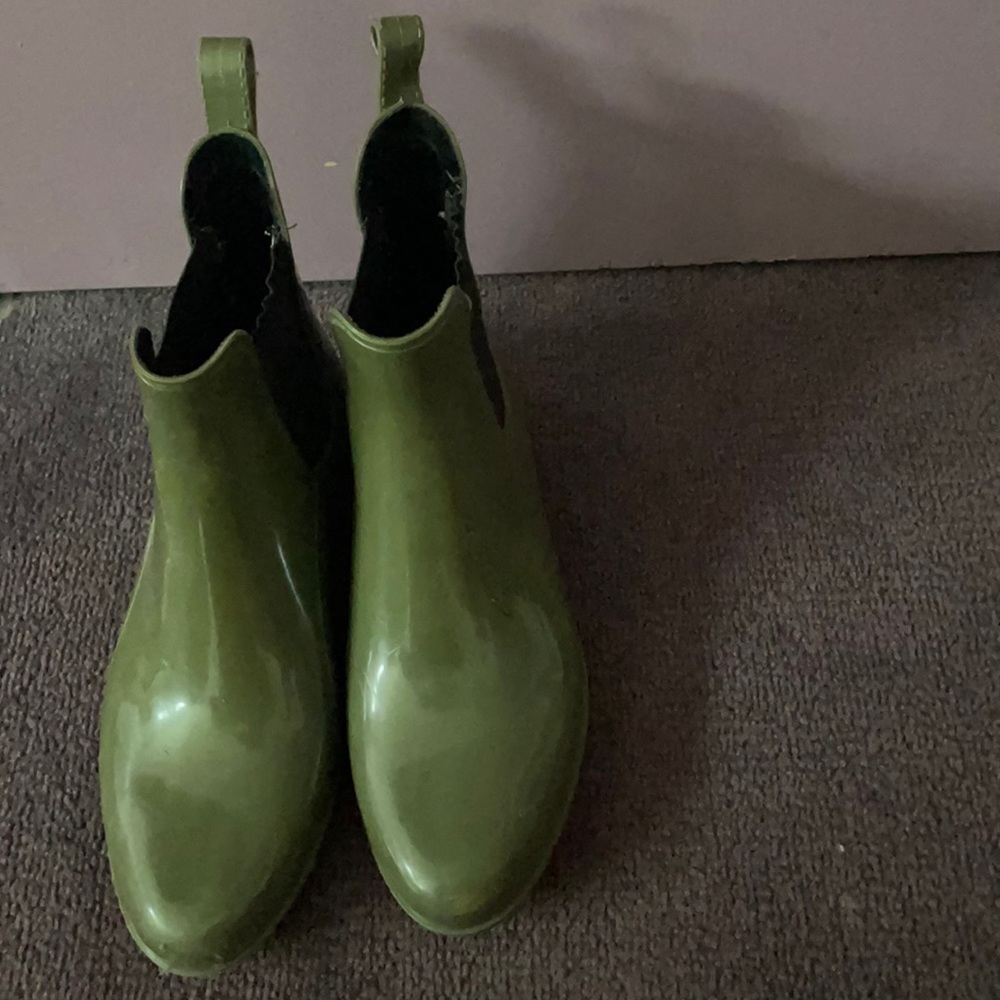 Brand New J. Crew Short lug-sole rain boots, Forest Green, size 6. Style BA184